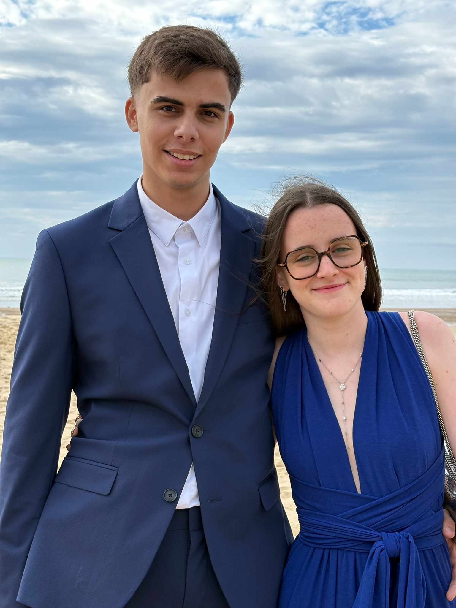 Vous deux sur la plage, habillés pour une belle occasion