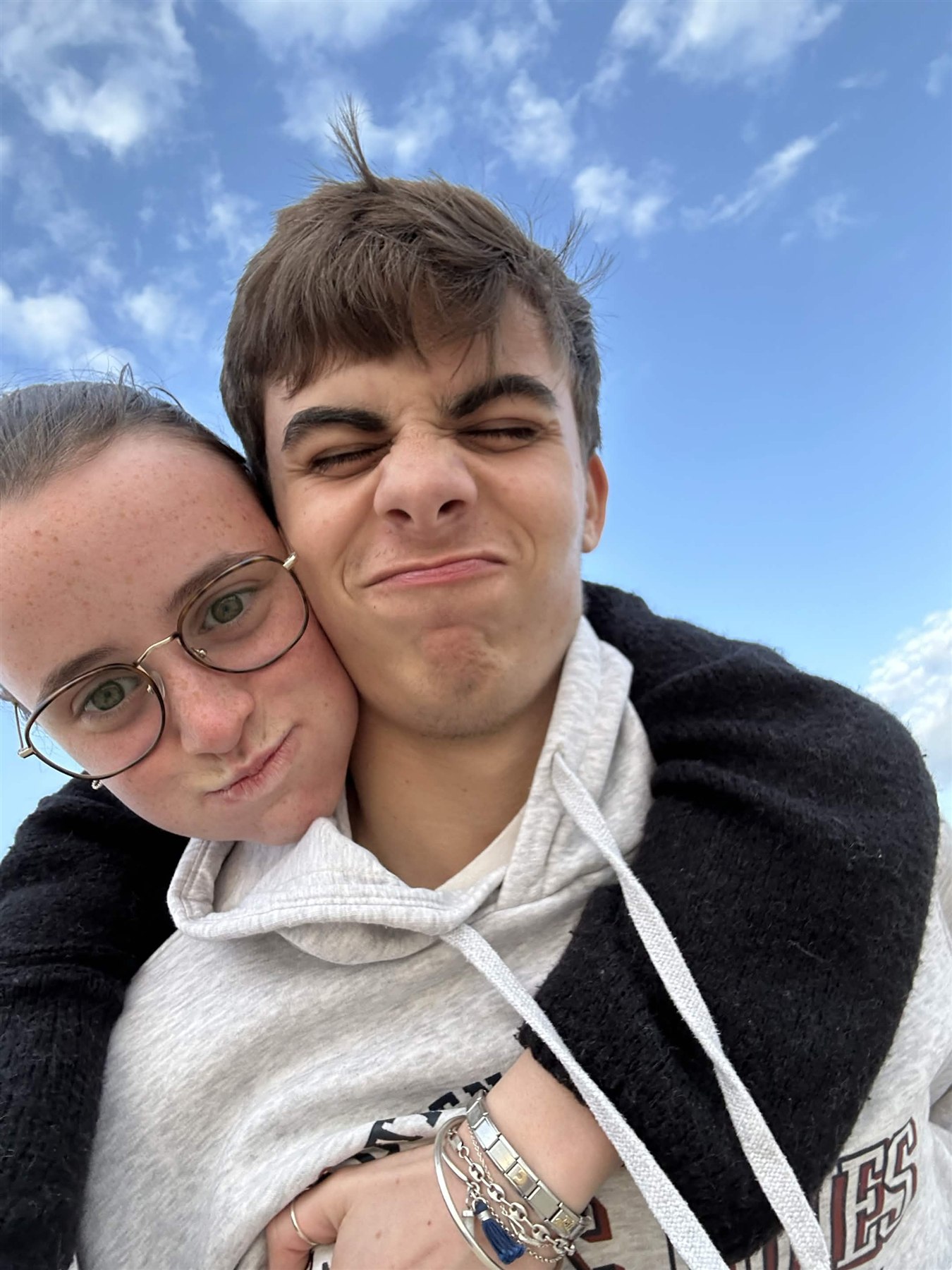 Un selfie drôle à deux sous le ciel bleu.