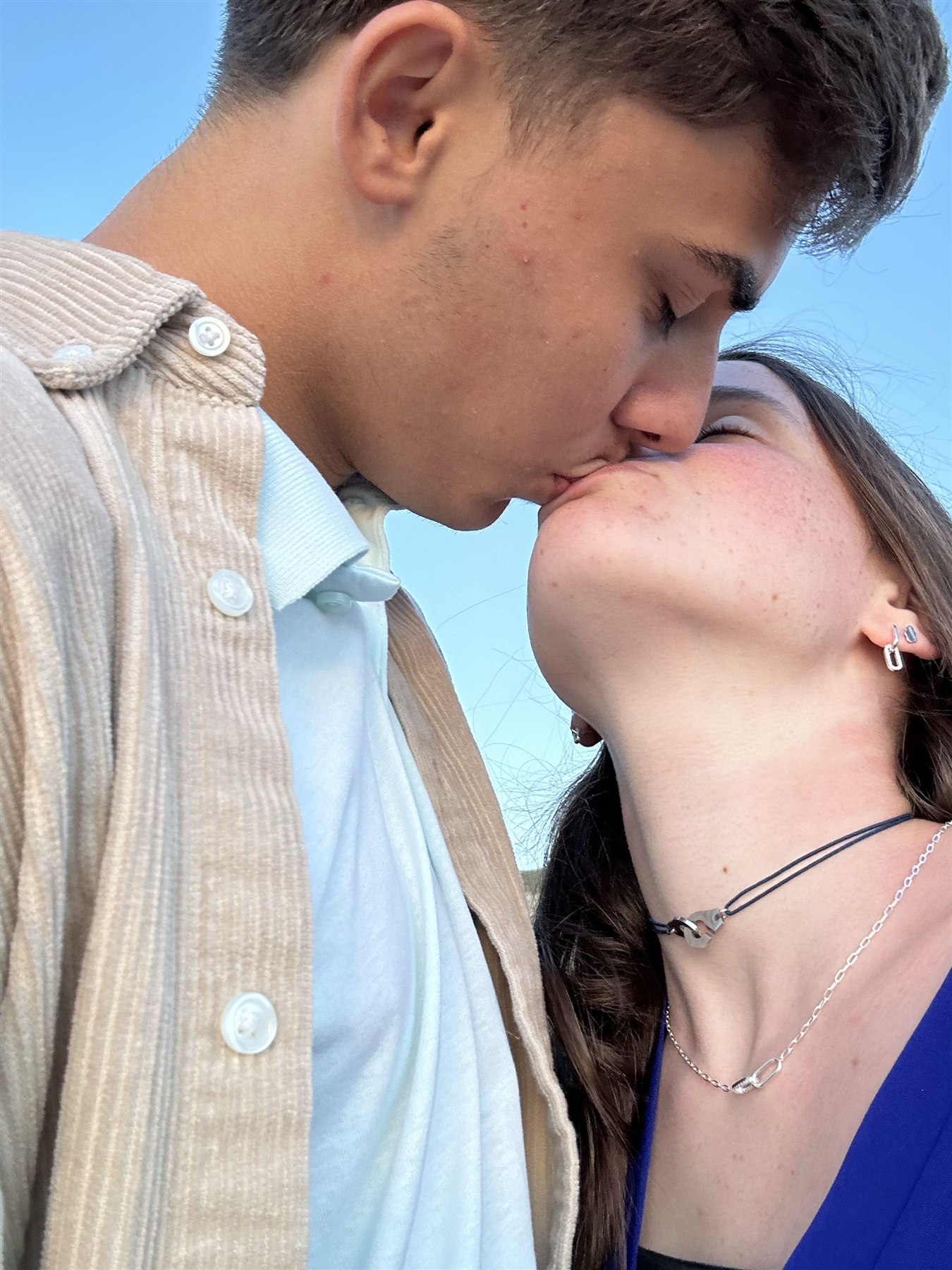 Un baiser en gros plan sous le ciel bleu.