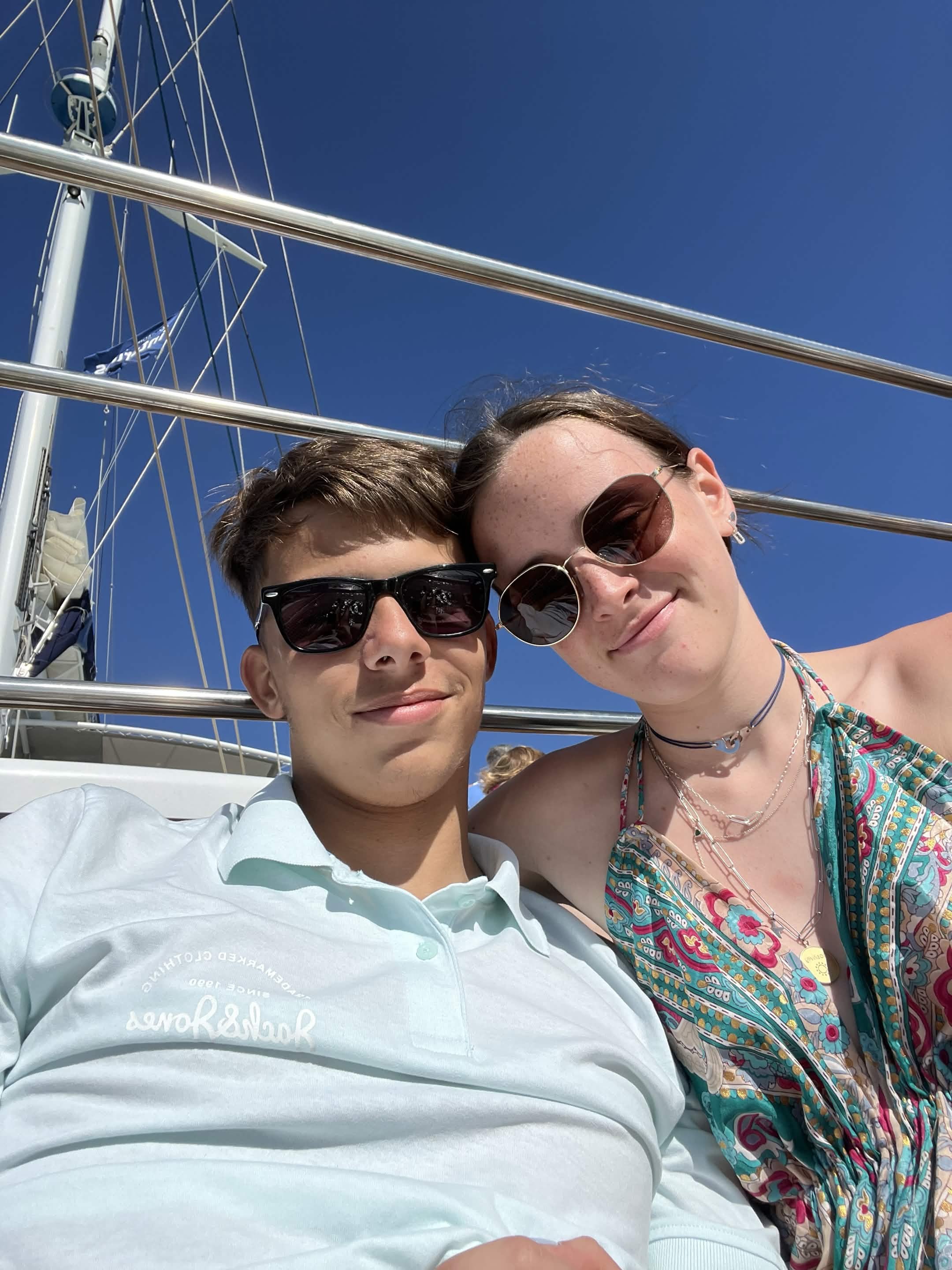Selfie en amoureux sur un bateau, sous le ciel bleu.