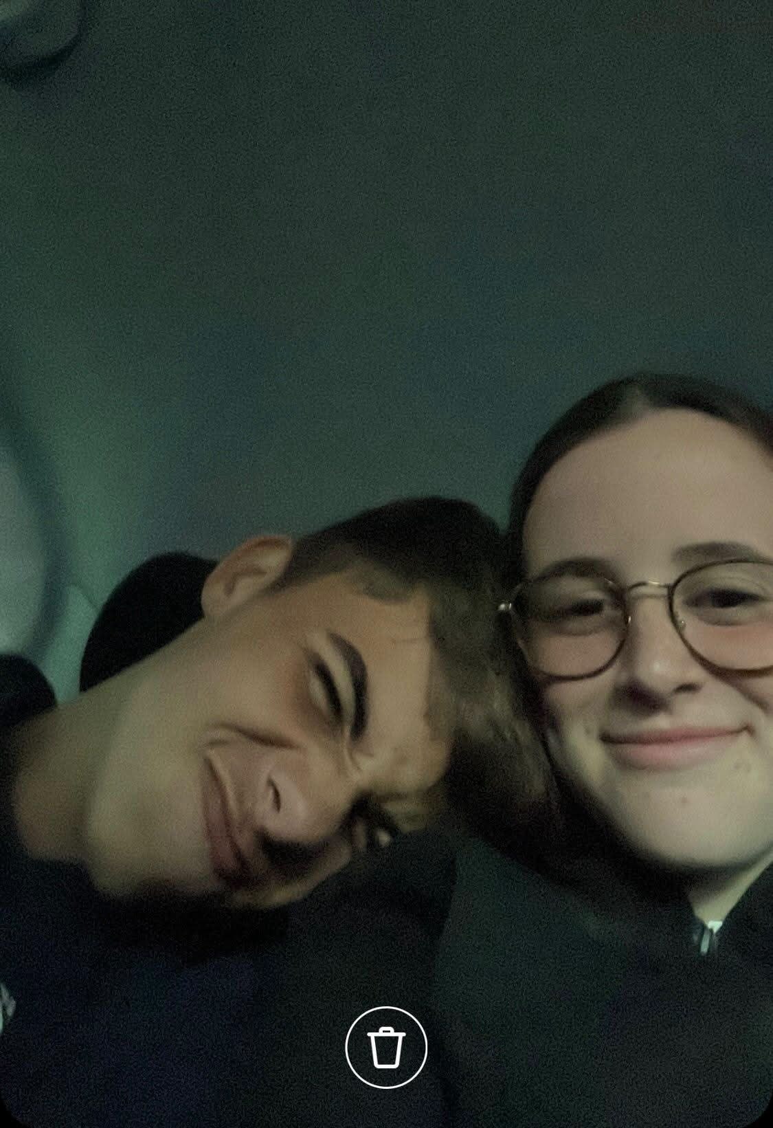 Un selfie complice, allongés côte à côte.
